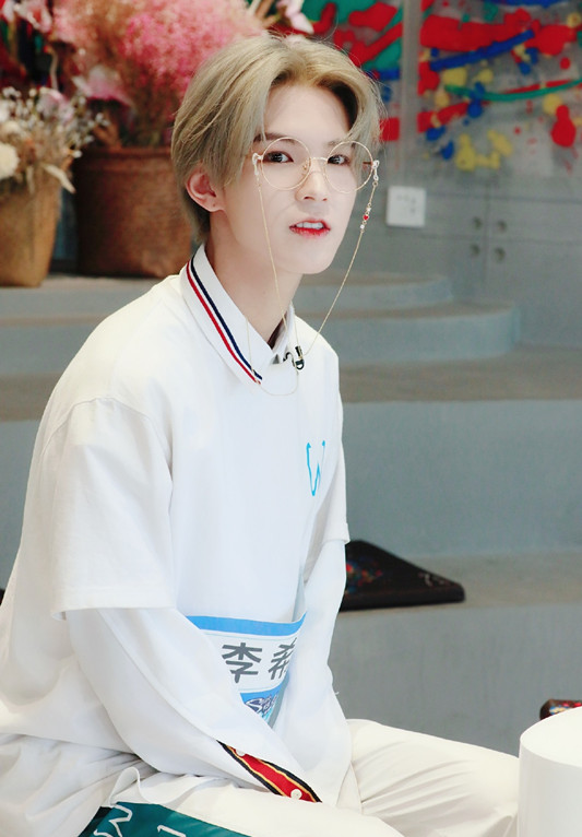 李希侃:想要c位出道,郭敬明是我的人生导师!