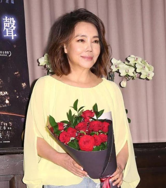 情歌天后辛晓琪近照变脸,面部浮肿苹果肌僵硬,58岁仍孤身一人