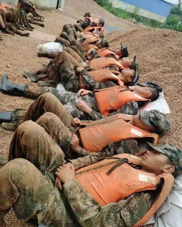 抗洪一线最感人一幕:父子、兄弟、夫妻齐上阵,有人参与98抗洪