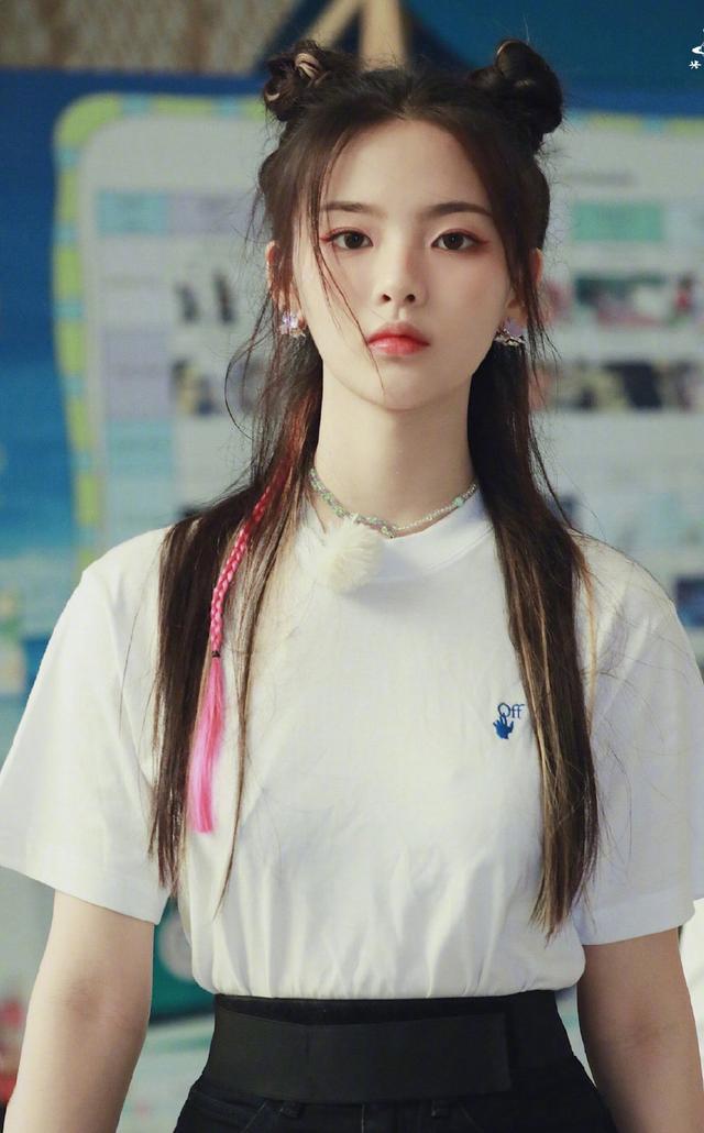 杨超越穿的好清新,针织小衫搭牛仔裤显身材,高马尾元气感十足