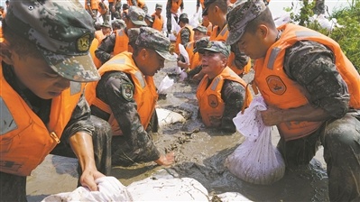 奋勇逆行 鏖战洪魔——解放军和武警部队抗洪救灾影像