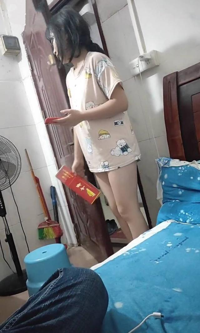 女儿拿妈妈手机给爸爸买烟，看到买来的烟时爸爸乐了：女儿真贴心