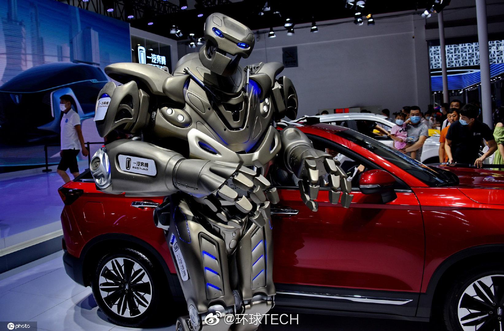 变形金刚现身长春汽博会成网红 引大量市民围观