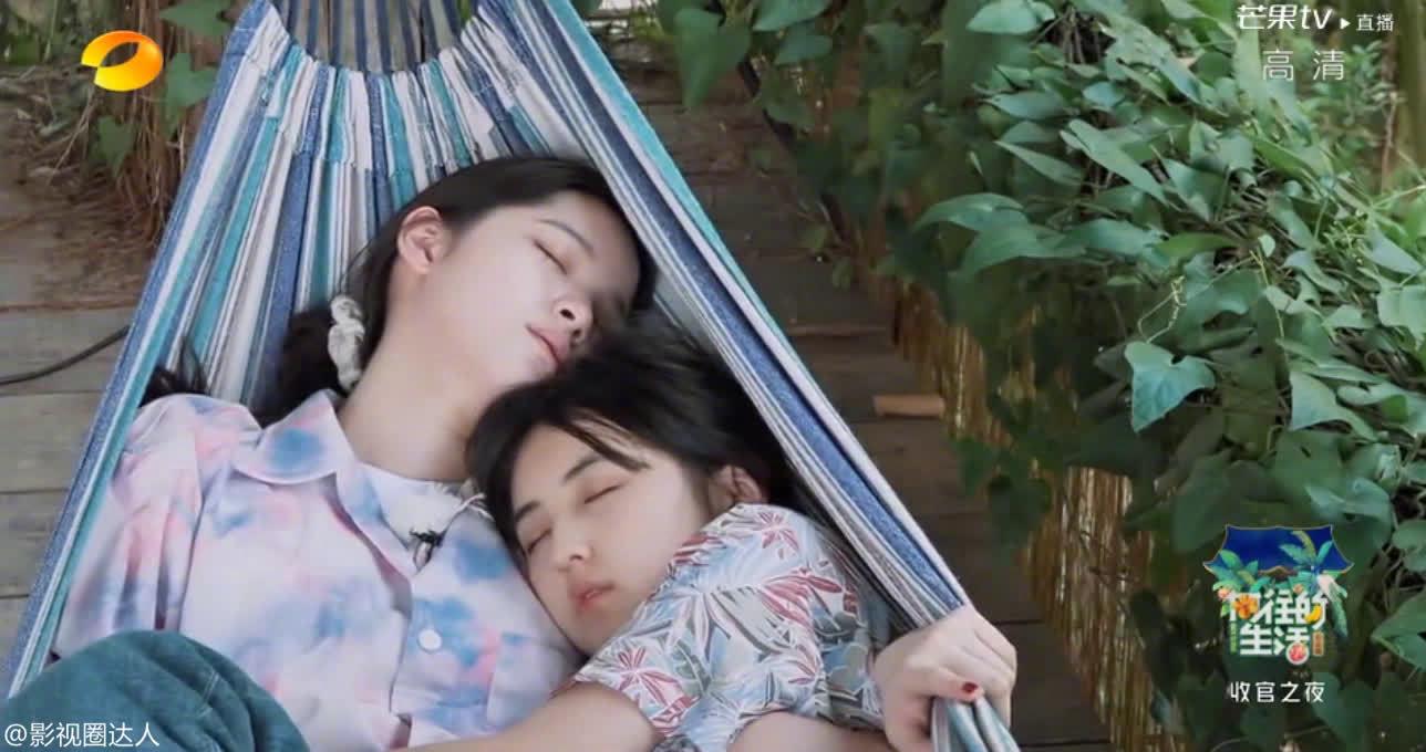 欧阳娜娜,张子枫感情真好呀,两人一起搂着睡在摇篮里