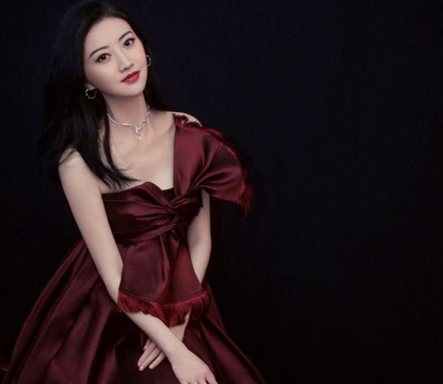 景甜高级质感连衣裙照片,展现清纯可爱,妩媚动人的外表