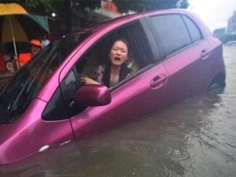 台风引发的暴雨导致大量新车被淹，甚至达到大灯位置