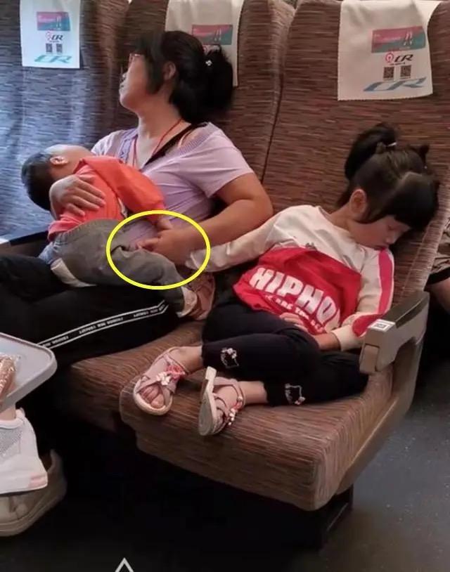妈妈带俩娃坐高铁睡着了，看到妈妈的手后，网友：眼眶湿润了