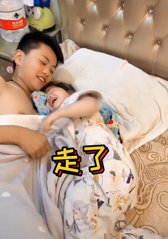 妹妹进哥哥房间蹭被窝睡觉，被妈妈“无情”拖走，哥哥表现太暖心