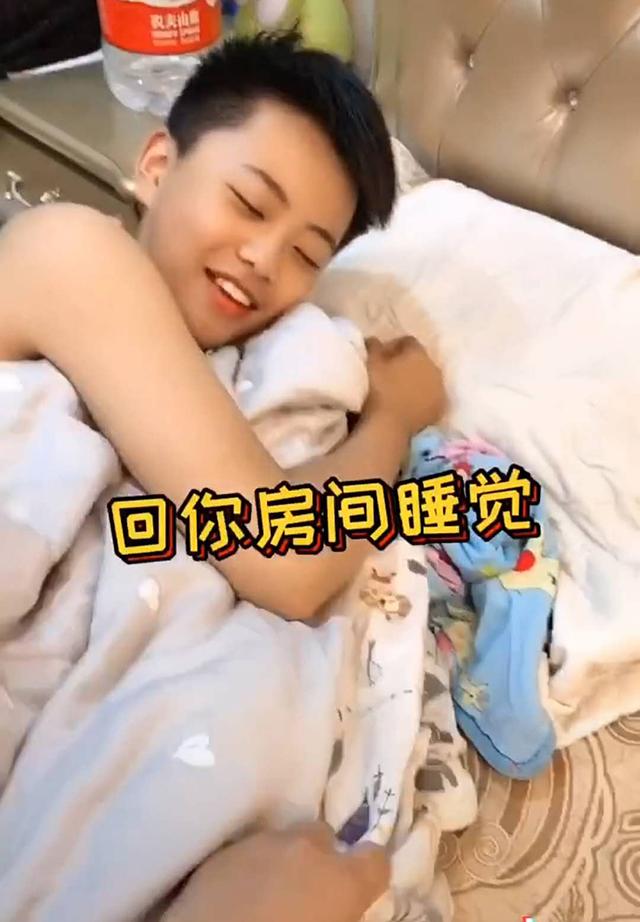 妹妹进哥哥房间蹭被窝睡觉，被妈妈“无情”拖走，哥哥表现太暖心