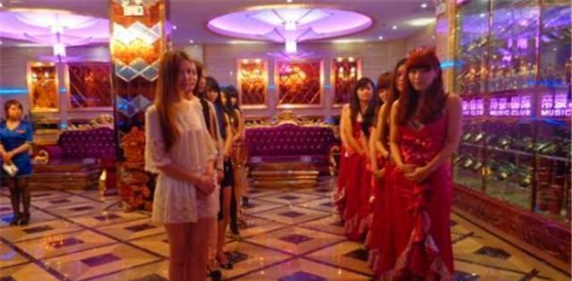 郑州皇家一号月入百万的四大美女,身怀"绝技",名车豪宅全都有
