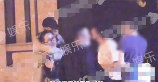 张靓颖陈秋莳街头上演“背后抱” 男方曾担任伴郎