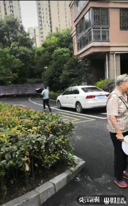 许某某处理遗体前曾支开小女儿 大女儿曾质疑过许某某