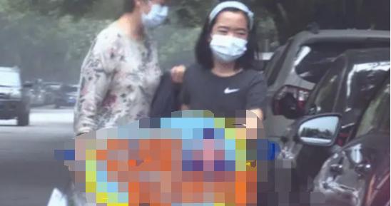 张嘉译携妻女外出，十岁女儿身高快赶妈妈，亲昵聚餐打破离婚传闻