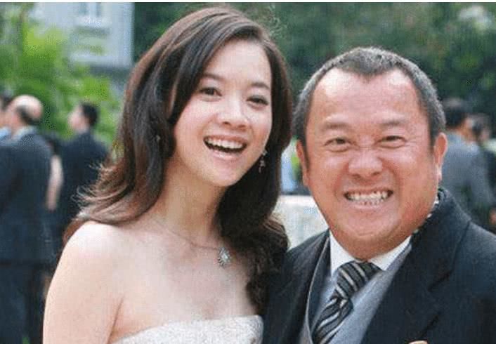 曾志伟的大女儿都47岁了,还是单身,皱纹越来越多像老爸!