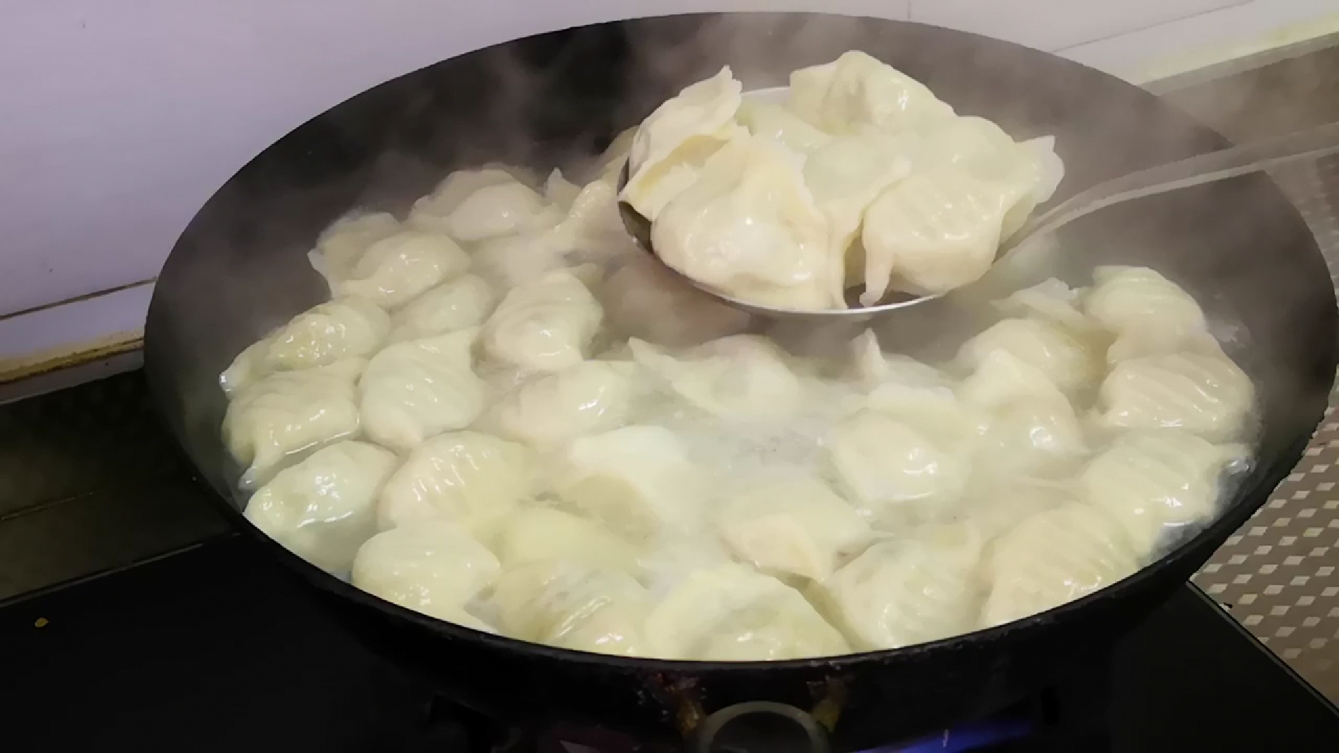 煮饺子既不能像煮新鲜水饺一样开水下锅,也不能冷水下锅煮,这是因为