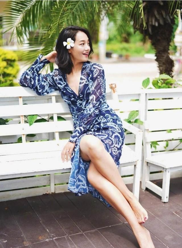 朱丹又怀二胎了,素颜穿印花裙孕肚突出,特别温柔可人