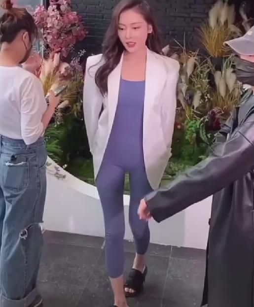 有种胆大叫张天爱穿紧身连体裤看清整体照哪个女生不羡慕