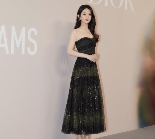 赵丽颖穿星河抹胸裙营业,却被脚下的鞋子抢走关注,太让人心疼了