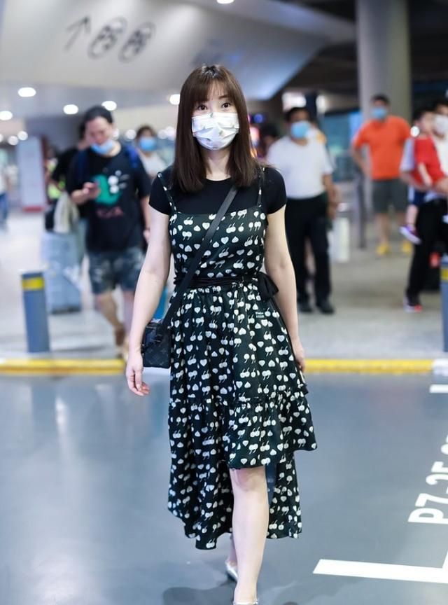 柳岩走机场,穿印花吊带裙搭银色高跟鞋,还是20岁时的模样!