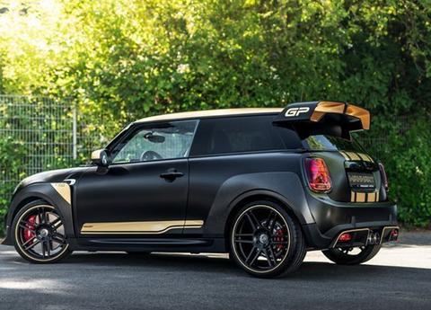 MINI JCW GP改装版实拍，车身颜色以黑色哑光为主