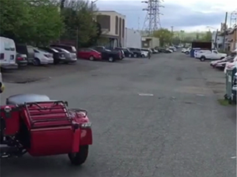 加装“边座”的宝马1200GS，排量1170CC，可坐3人，但国内禁摩