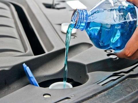 想要更换玻璃水，需要把原先的玻璃水都放掉么？