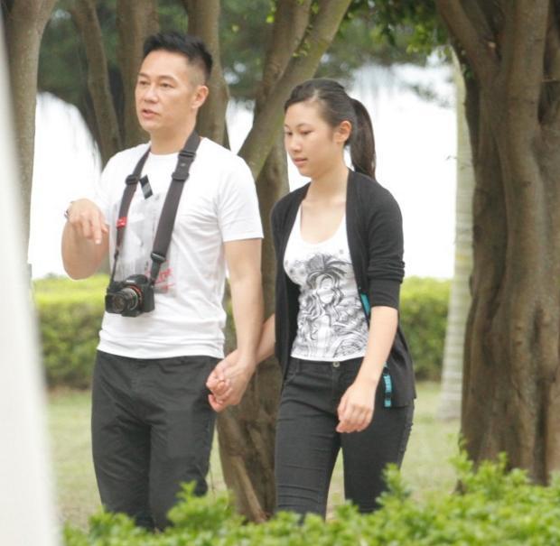 张兆辉罕见带女儿爬山,16岁张卓姿素颜穿背心,侧颜像极了钟嘉欣