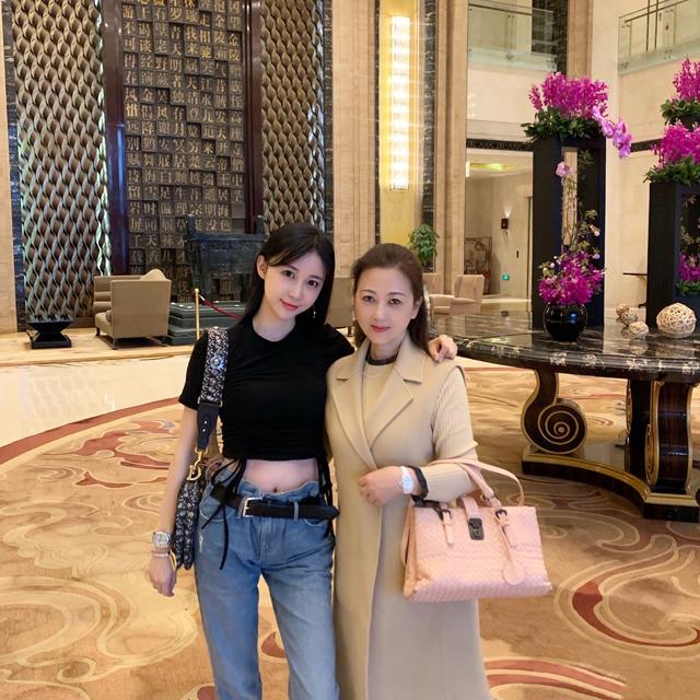 灰蓝色小香风套装,更是让luna宣云看起来甜美俏皮且高贵.