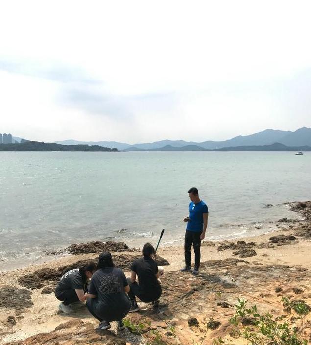 张兆辉罕见带女儿爬山,16岁张卓姿素颜穿背心,侧颜像极了钟嘉欣