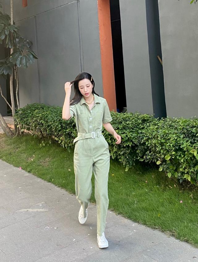 周雨彤才是时尚界扛把子,紧身衣也能轻松驾驭,大长腿太吸睛