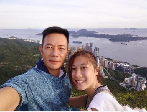 张兆辉罕见带女儿爬山,16岁张卓姿素颜穿背心,侧颜像极了钟嘉欣