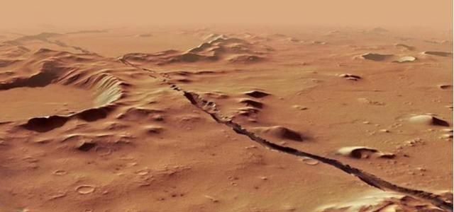 咔嚓一声,火星表面裂开几道裂痕,地下生命终于露出马脚了