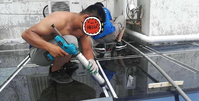 阳光房成“水帘洞”,买来防水胶带自己补,一小时完工没花冤枉钱