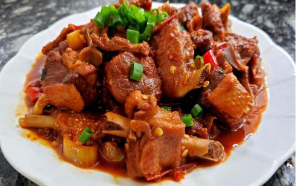 家常菜推荐:青椒炒鸭腿,葱爆青红羊肉,锅塌豆腐,鲫鱼炖豆腐