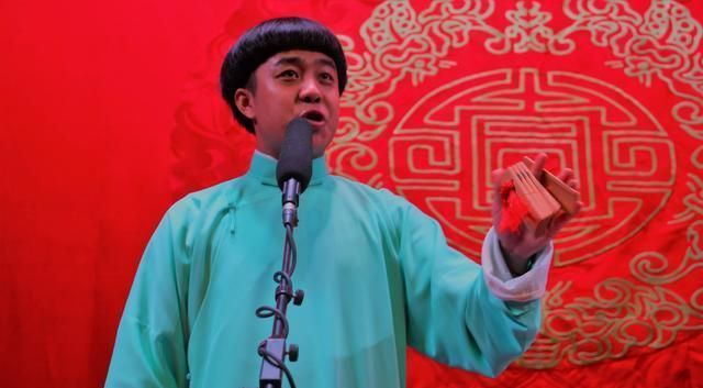 在德云社内有一位黑天看不见,"黑照"最多的相声演员—张九龄