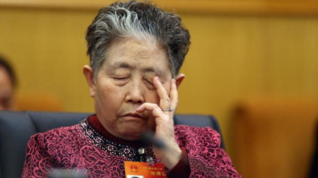 陶华碧身家百亿,坐"假车牌"豪车被拦下,最后却被礼让放行