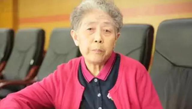 陶华碧身家百亿,坐"假车牌"豪车被拦下,最后却被礼让放行