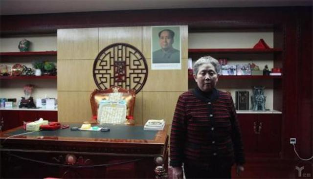 陶华碧身家百亿,坐"假车牌"豪车被拦下,最后却被礼让放行