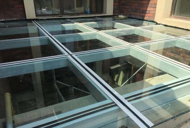 阳光房成“水帘洞”,买来防水胶带自己补,一小时完工没花冤枉钱