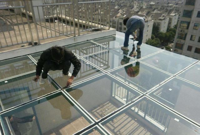 阳光房成“水帘洞”,买来防水胶带自己补,一小时完工没花冤枉钱