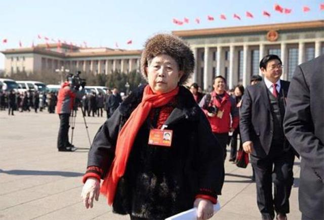 陶华碧身家百亿,坐"假车牌"豪车被拦下,最后却被礼让放行
