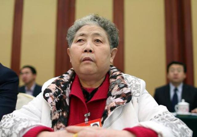 陶华碧身家百亿,坐"假车牌"豪车被拦下,最后却被礼让放行