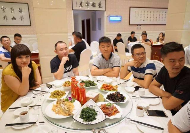 别人请吃饭时,这4个大忌千万不要犯,不然朋友会变得越来越少