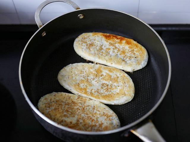 妈妈做的糖酥饼，好吃有诀窍，学会此方法，酥到掉渣，一锅吃不够