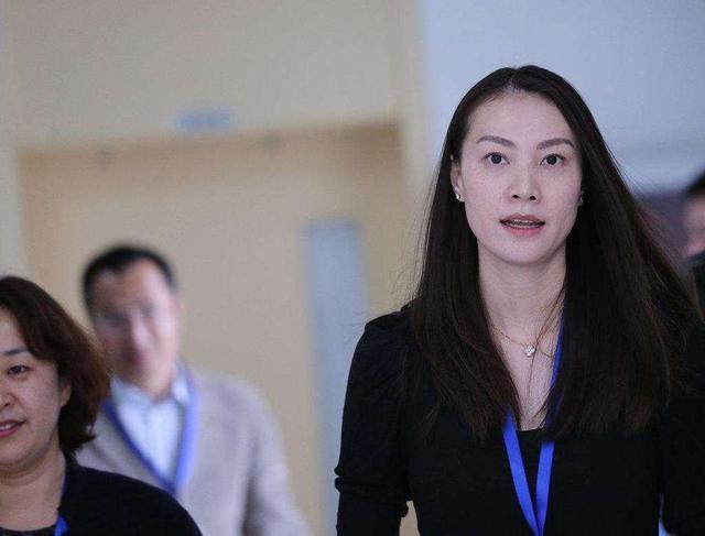38岁谢杏芳成总裁，身高腿长“韵味十足”，顾及林丹不穿高跟鞋