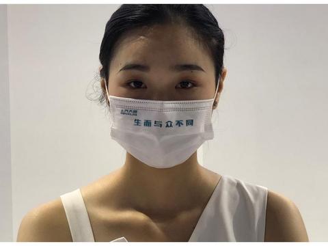 成都车展浮世绘 窜进场馆的熊猫与戴口罩的小姐姐