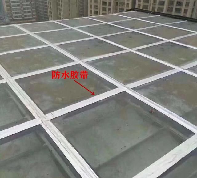 阳光房成“水帘洞”,买来防水胶带自己补,一小时完工没花冤枉钱