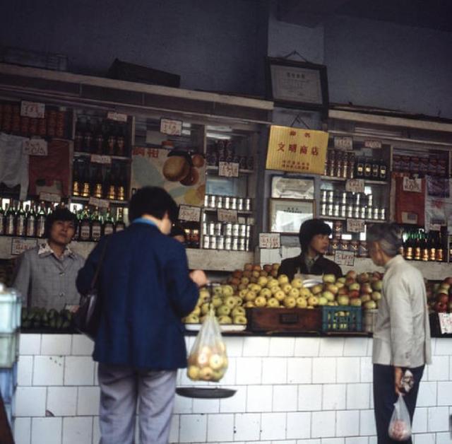 80年代没有大型时尚的商超,图中这样的商店就是大城市比较高档常见的