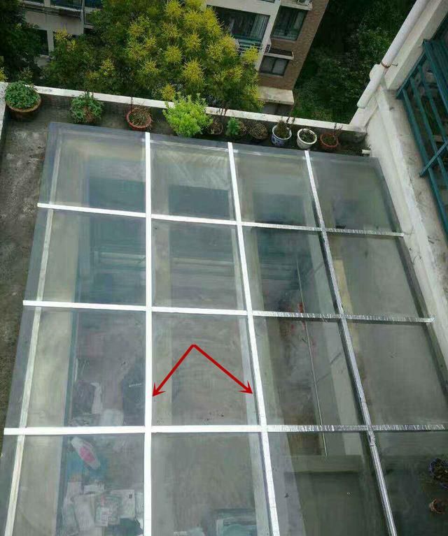 阳光房成“水帘洞”,买来防水胶带自己补,一小时完工没花冤枉钱