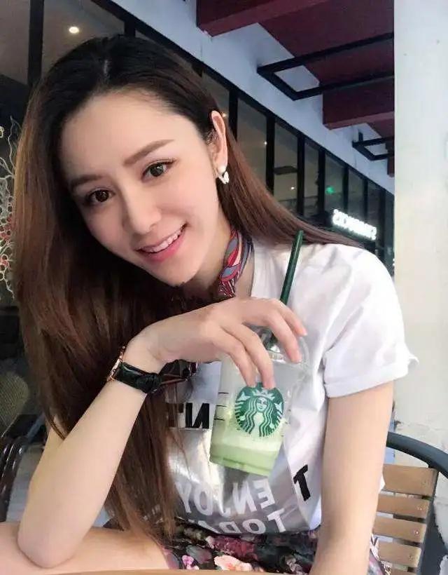 又一男星娶网红回家是利益交换还是爱情使然这些前例或能佐证